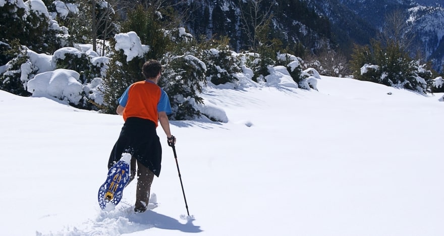 raqueta para senderismo de montaña en invierno